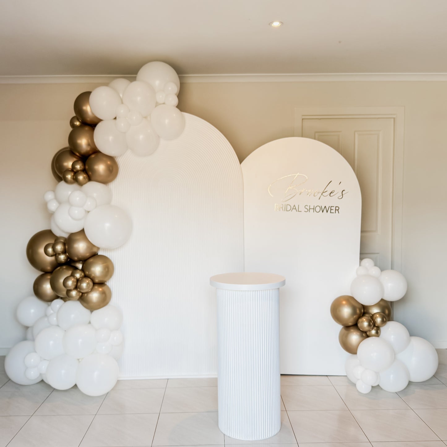 2m Ripple Arch & 1.8m Plain Backdrops with 3.5m Garland & 90cm Ripple Plinth - HIRE ONLY