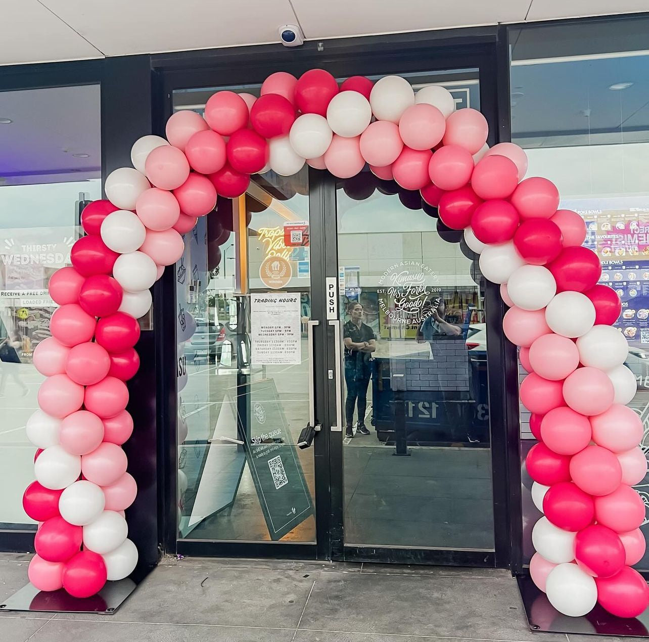 4m-6m Wide Swirl Balloon Arch - HIRE ONLY