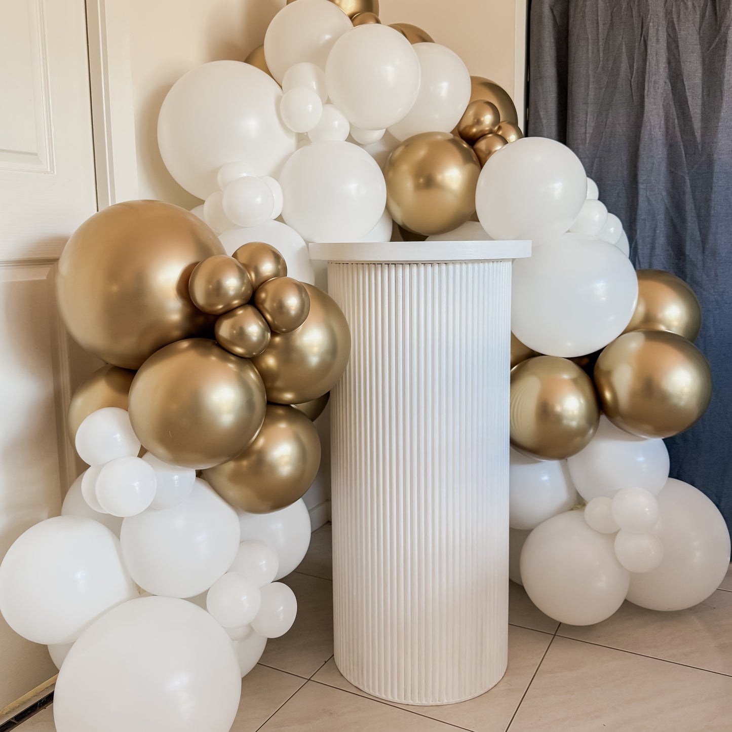 90cm Ripple Plinth with 3m Garland Surrounding - HIRE ONLY